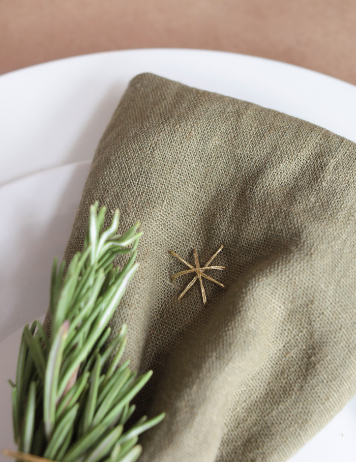 Holiday Tablescape_linen napkin holder wire gold