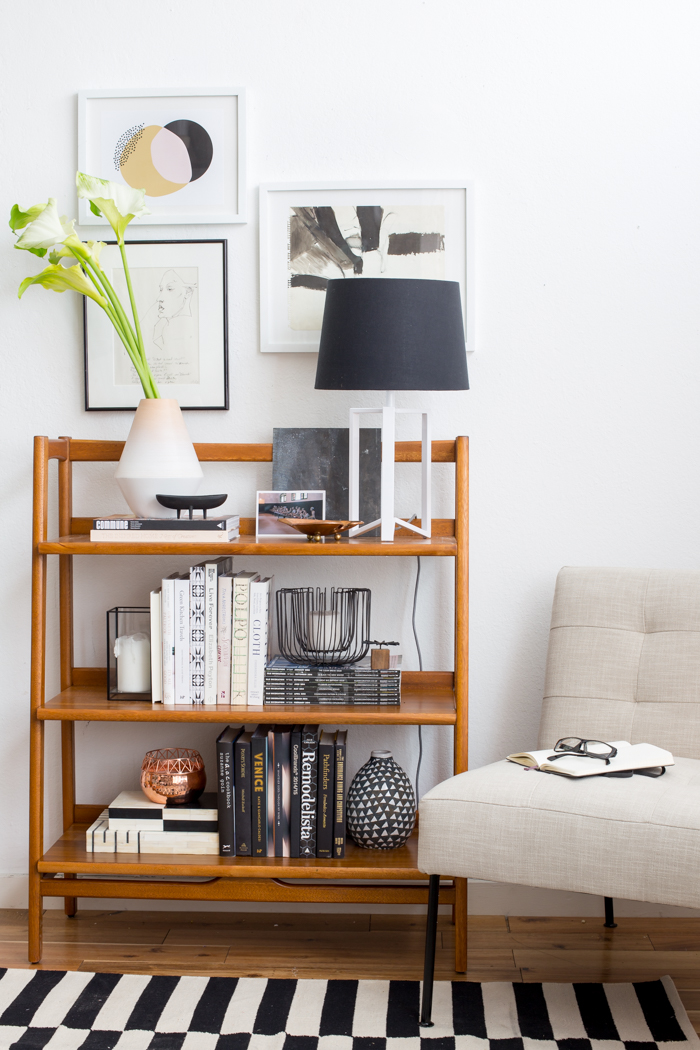 emily_henderson_1_bookshelf_4_ways_black_and_white