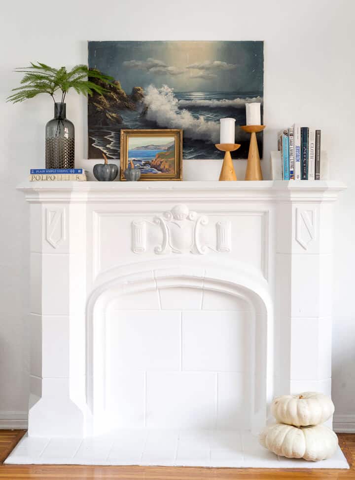 Traditional_Minimal_Fall_Mantel_Styling
