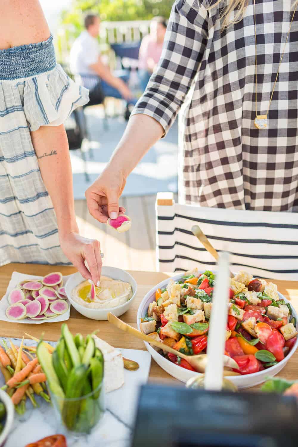 Summer Party_Outdoor Entertaining_Emily Henderson_Blackbox Wines_Flowers_Casual_Pink_Orange_Modern_Organic_Boho_Black_Grey_Blue_29