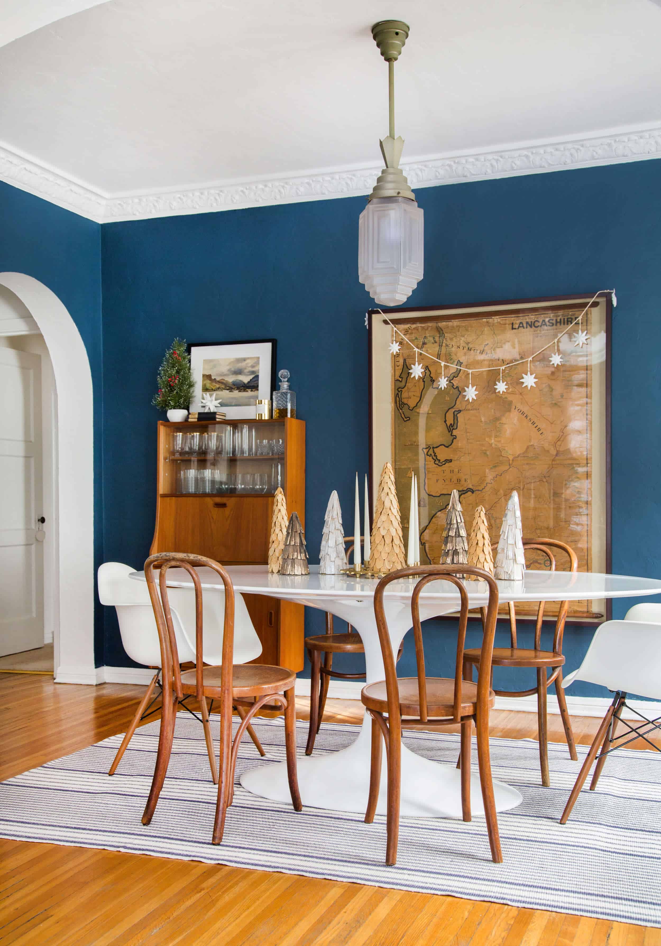 emily-henderson_holiday-decorating_ginny_living-room_dining-room_christmas_white-neutral_cozy-cottage_1