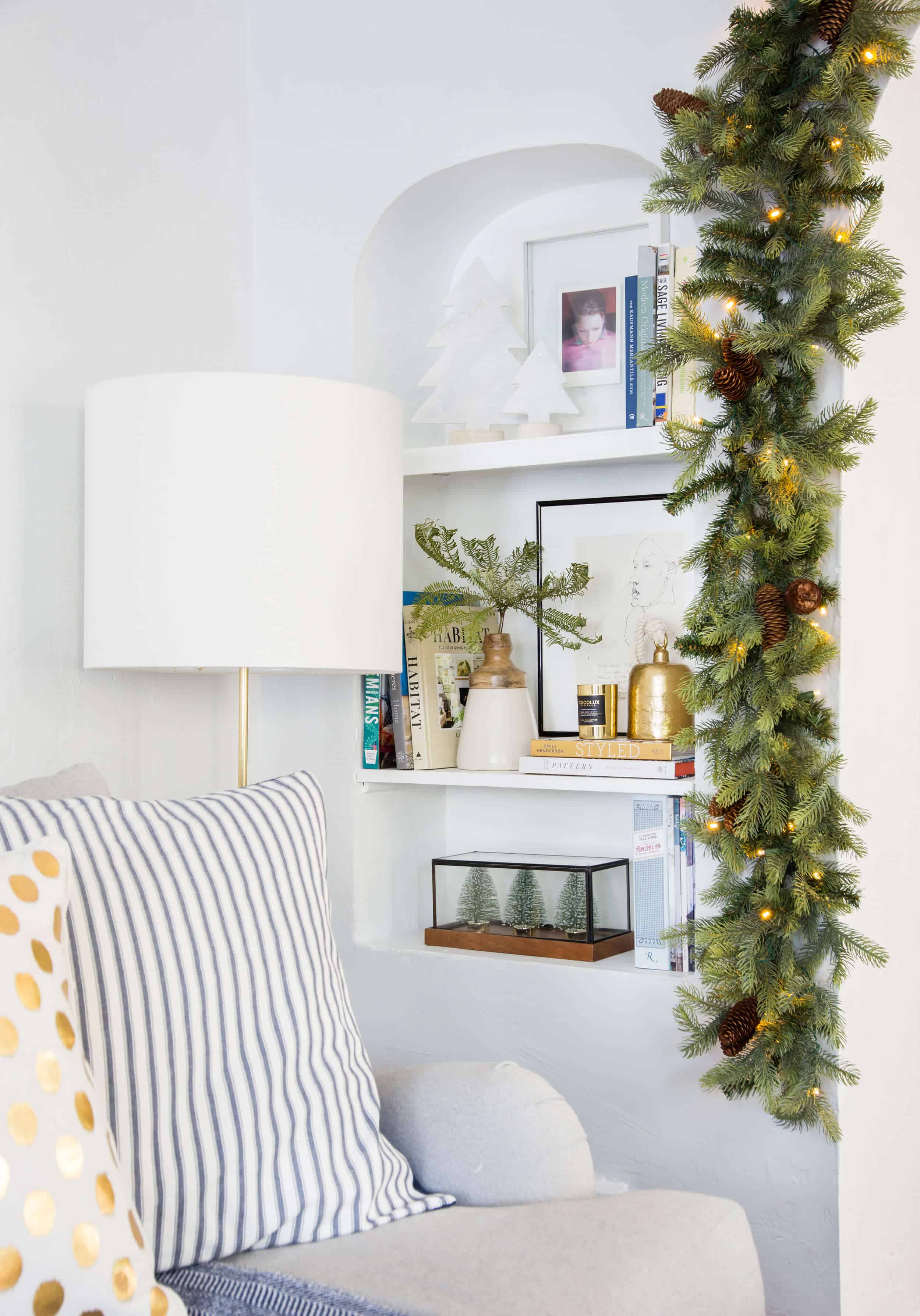 emily-henderson_holiday-decorating_ginny_living-room_dining-room_christmas_white-neutral_cozy-cottage_11
