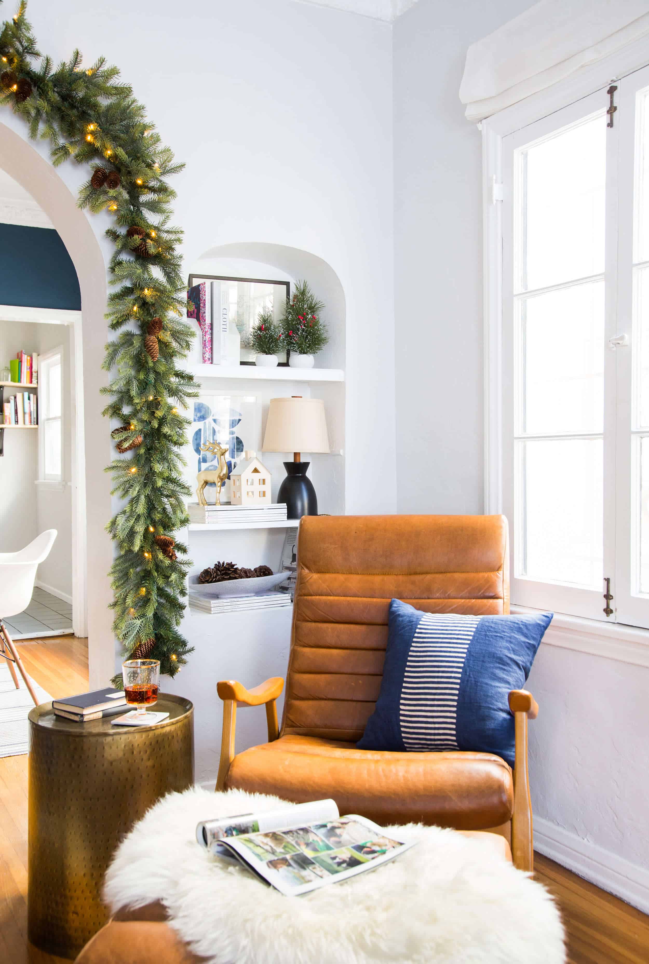 emily-henderson_holiday-decorating_ginny_living-room_dining-room_christmas_white-neutral_cozy-cottage_12