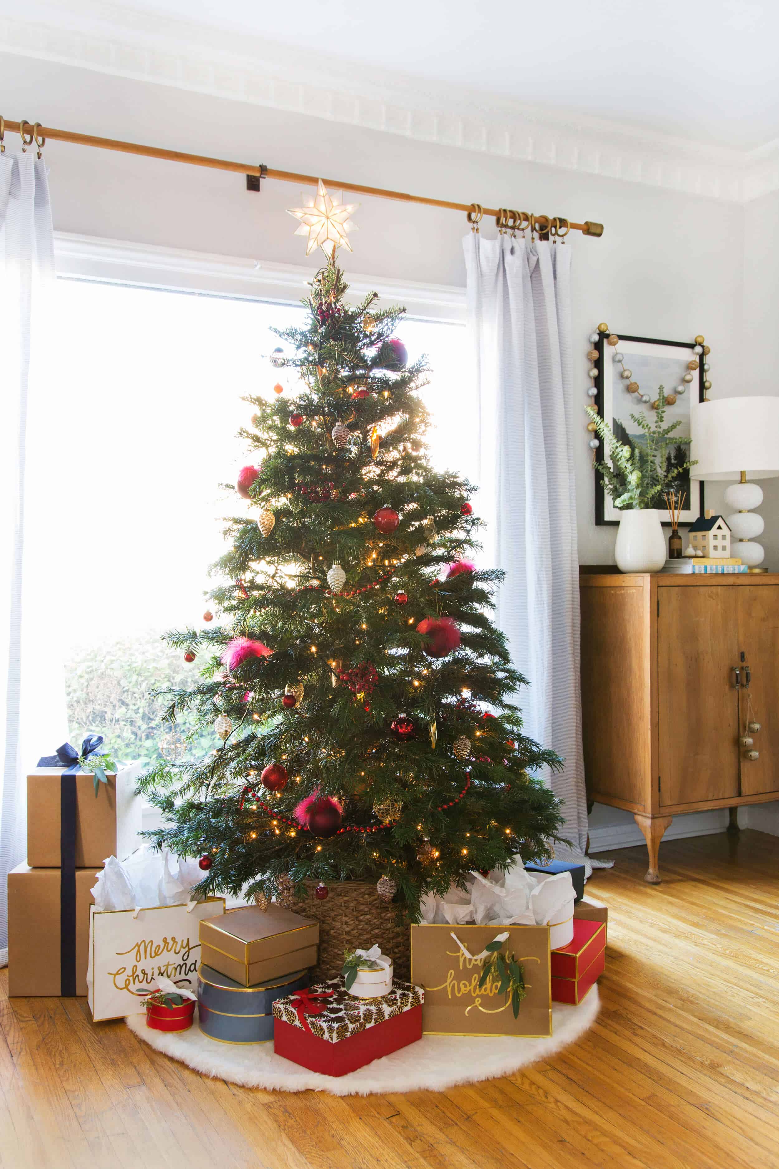 emily-henderson_holiday-decorating_ginny_living-room_dining-room_christmas_white-neutral_cozy-cottage_15b