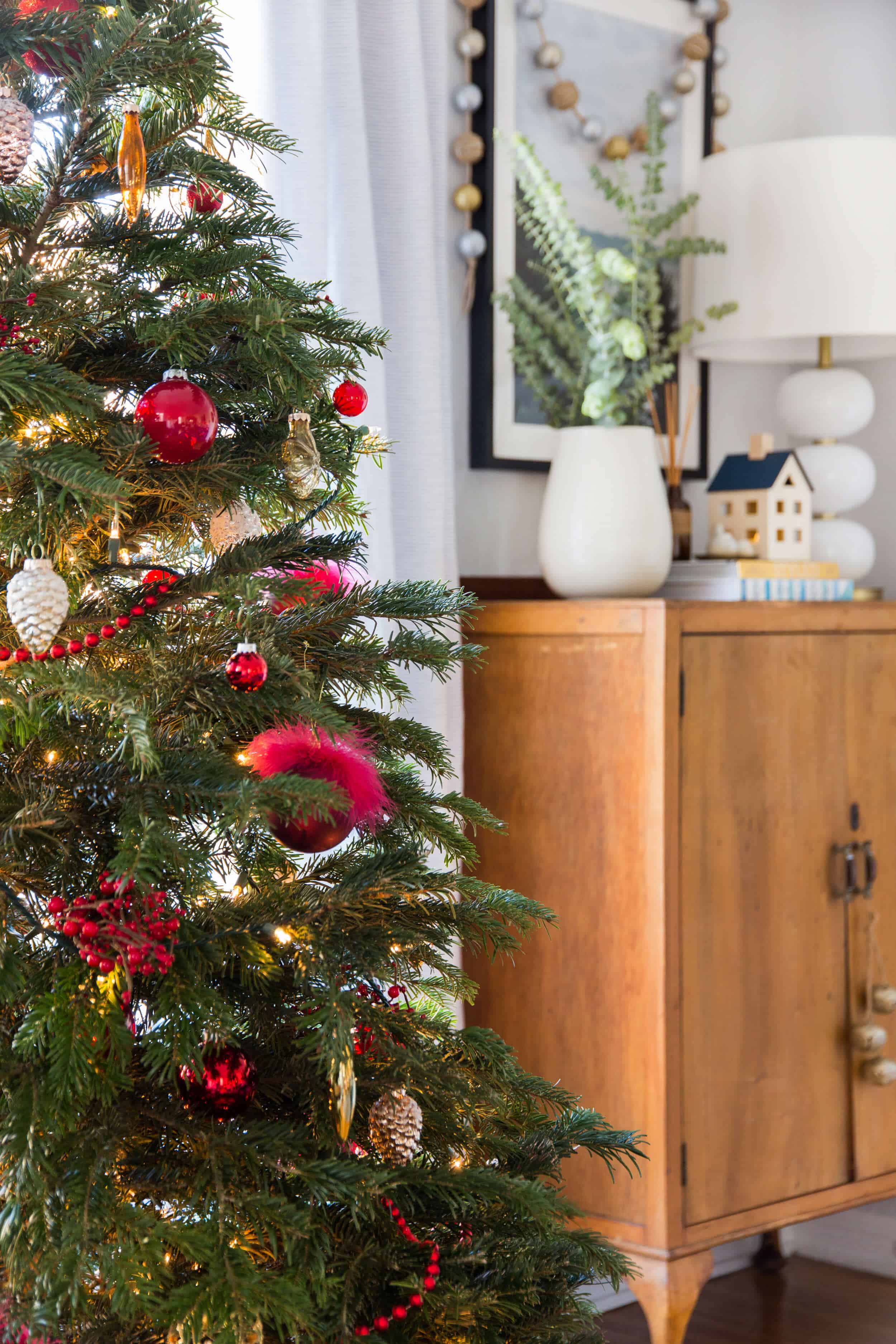 emily-henderson_holiday-decorating_ginny_living-room_dining-room_christmas_white-neutral_cozy-cottage_18