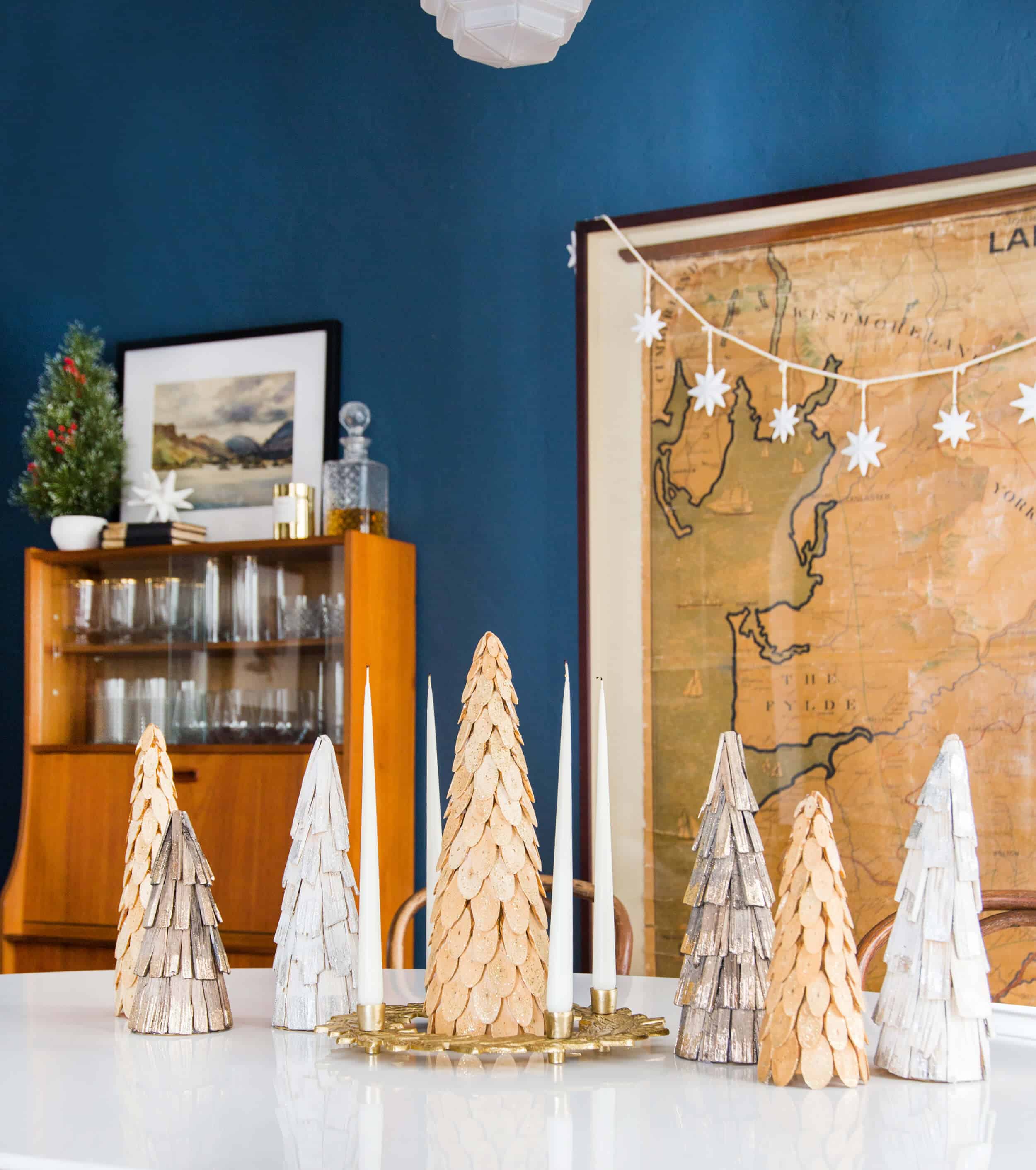 emily-henderson_holiday-decorating_ginny_living-room_dining-room_christmas_white-neutral_cozy-cottage_2