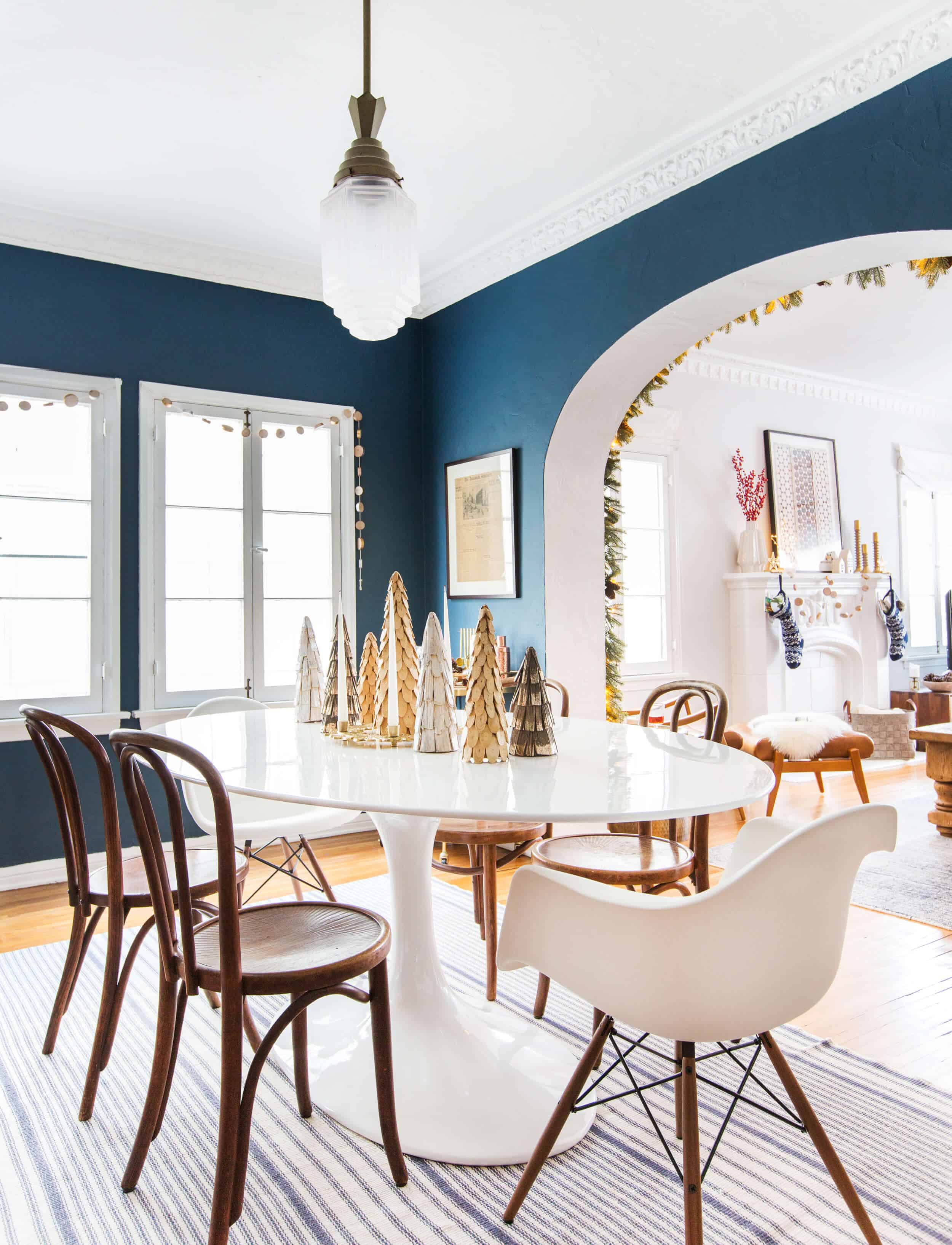 emily-henderson_holiday-decorating_ginny_living-room_dining-room_christmas_white-neutral_cozy-cottage_21