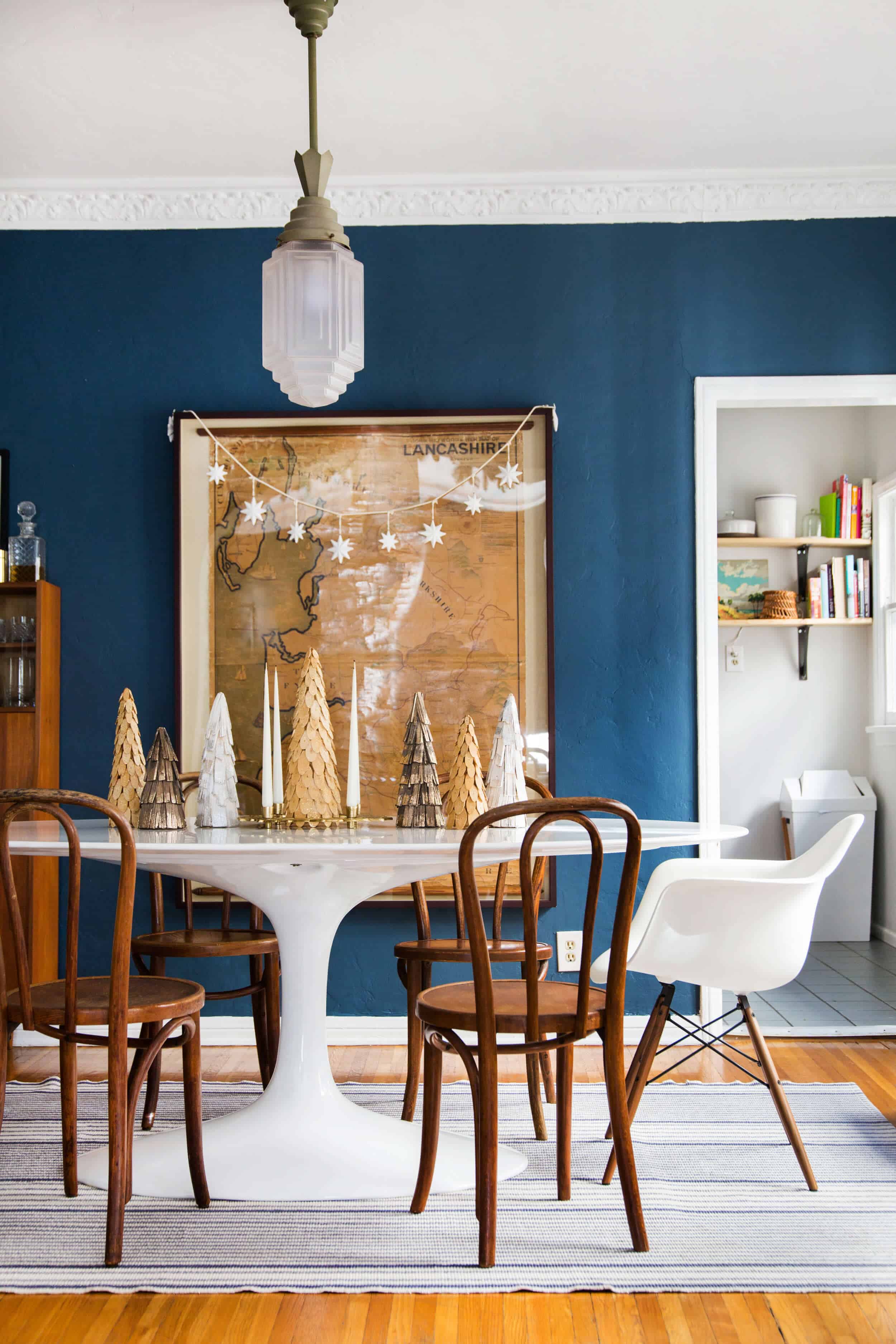 emily-henderson_holiday-decorating_ginny_living-room_dining-room_christmas_white-neutral_cozy-cottage_3