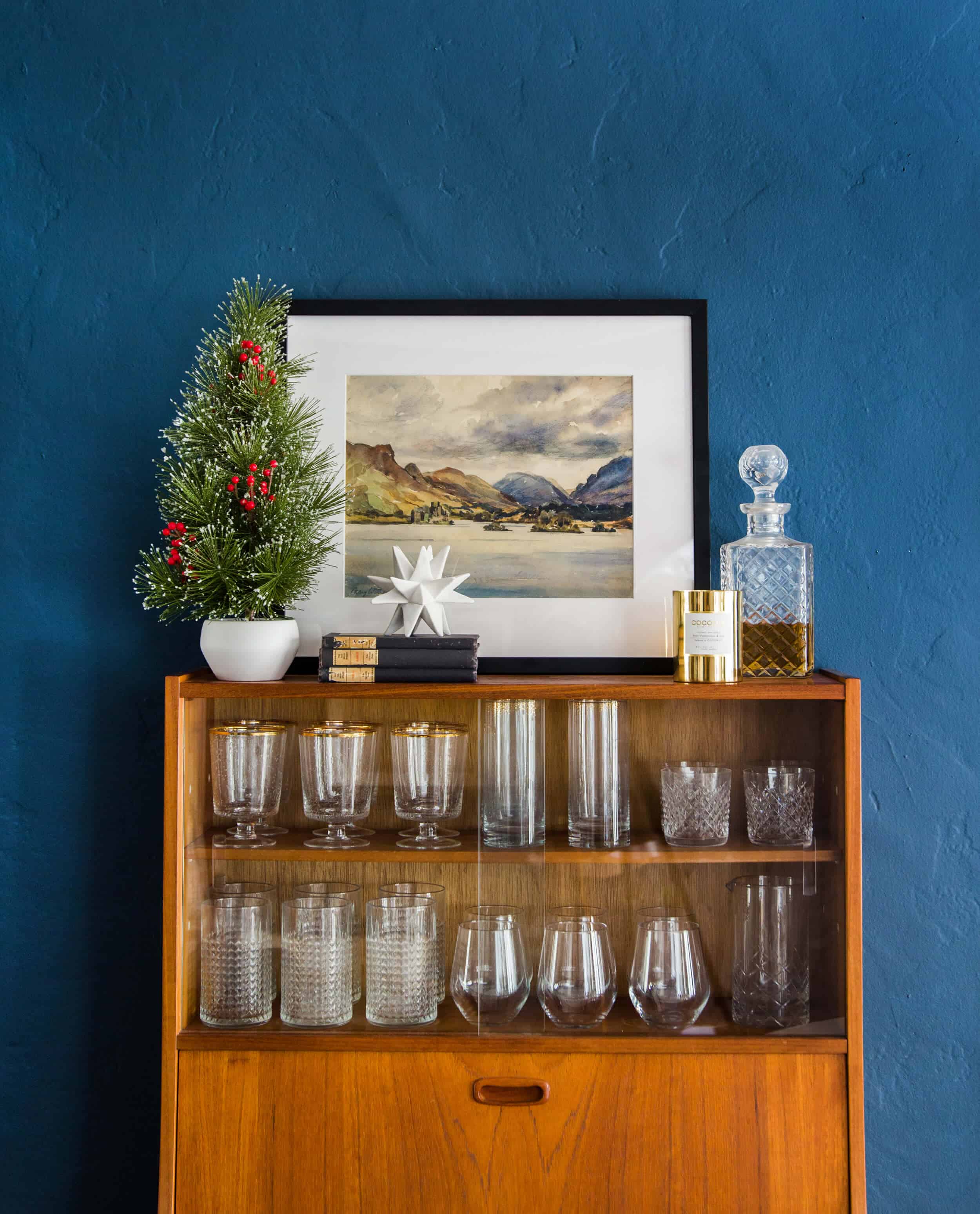emily-henderson_holiday-decorating_ginny_living-room_dining-room_christmas_white-neutral_cozy-cottage_4