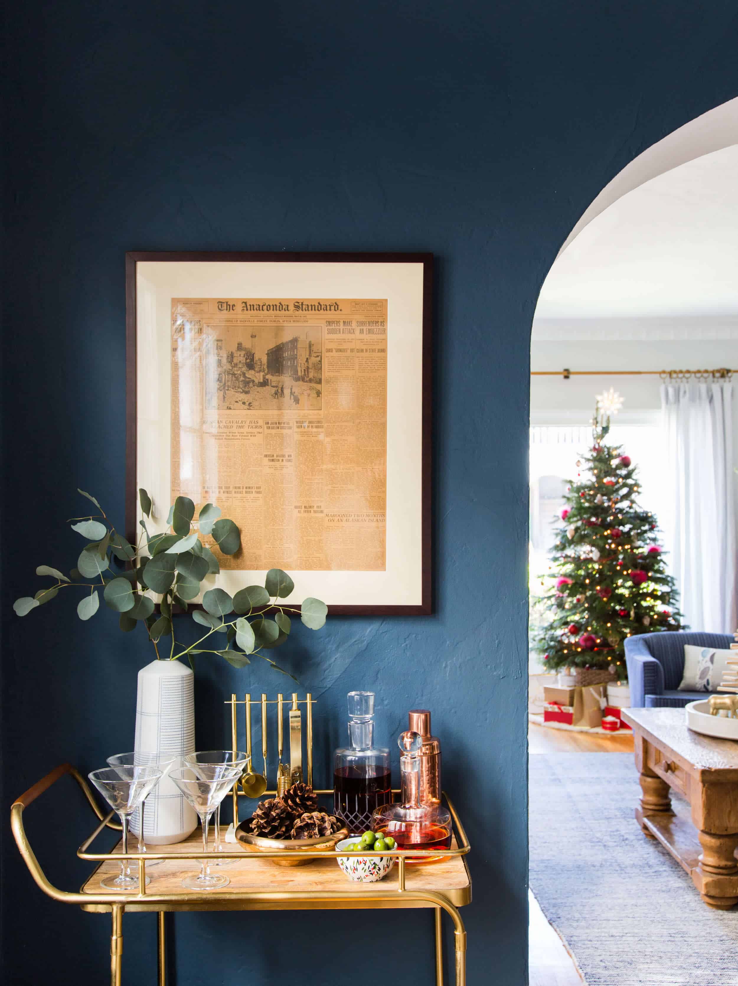 emily-henderson_holiday-decorating_ginny_living-room_dining-room_christmas_white-neutral_cozy-cottage_7