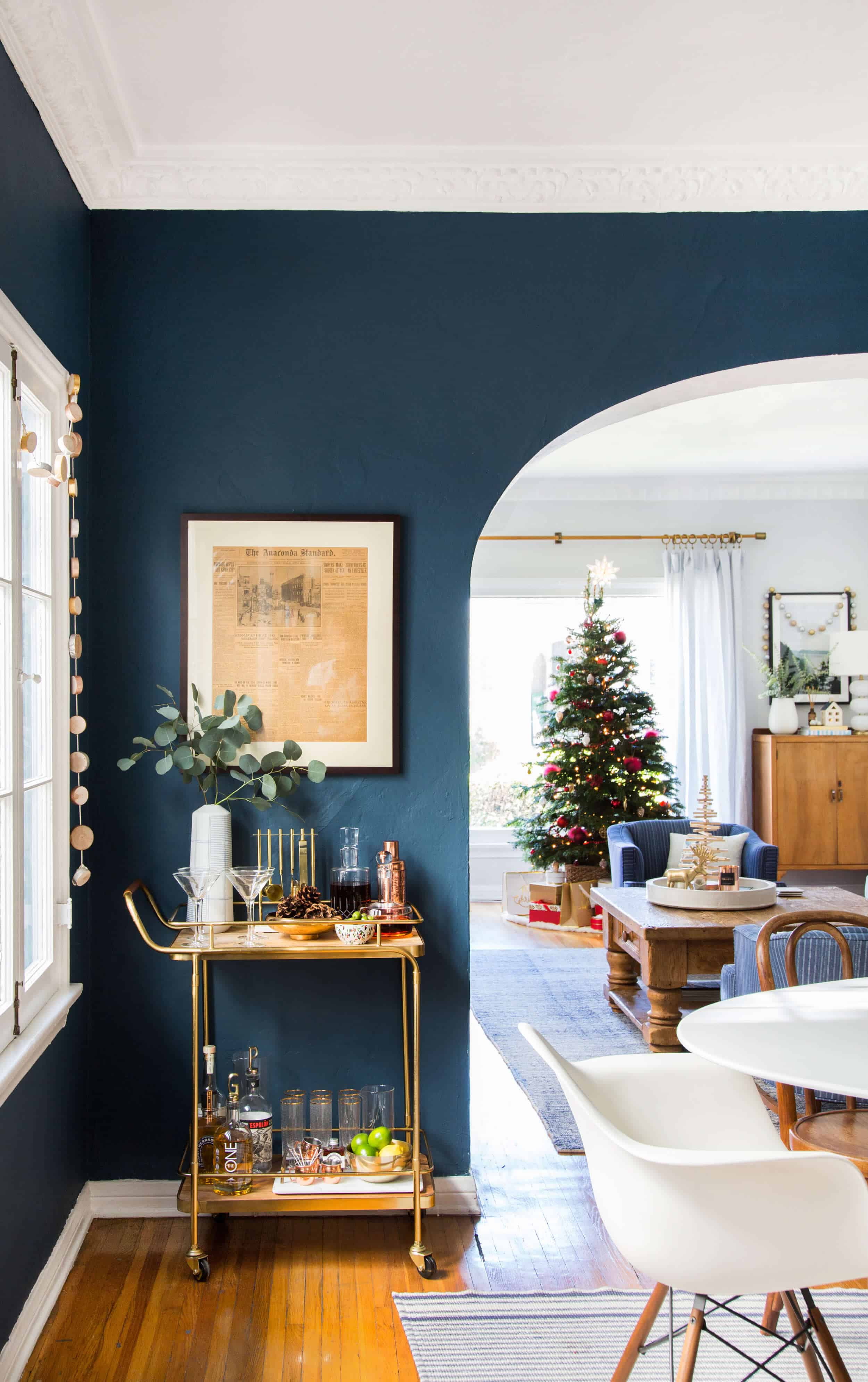 emily-henderson_holiday-decorating_ginny_living-room_dining-room_christmas_white-neutral_cozy-cottage_8a