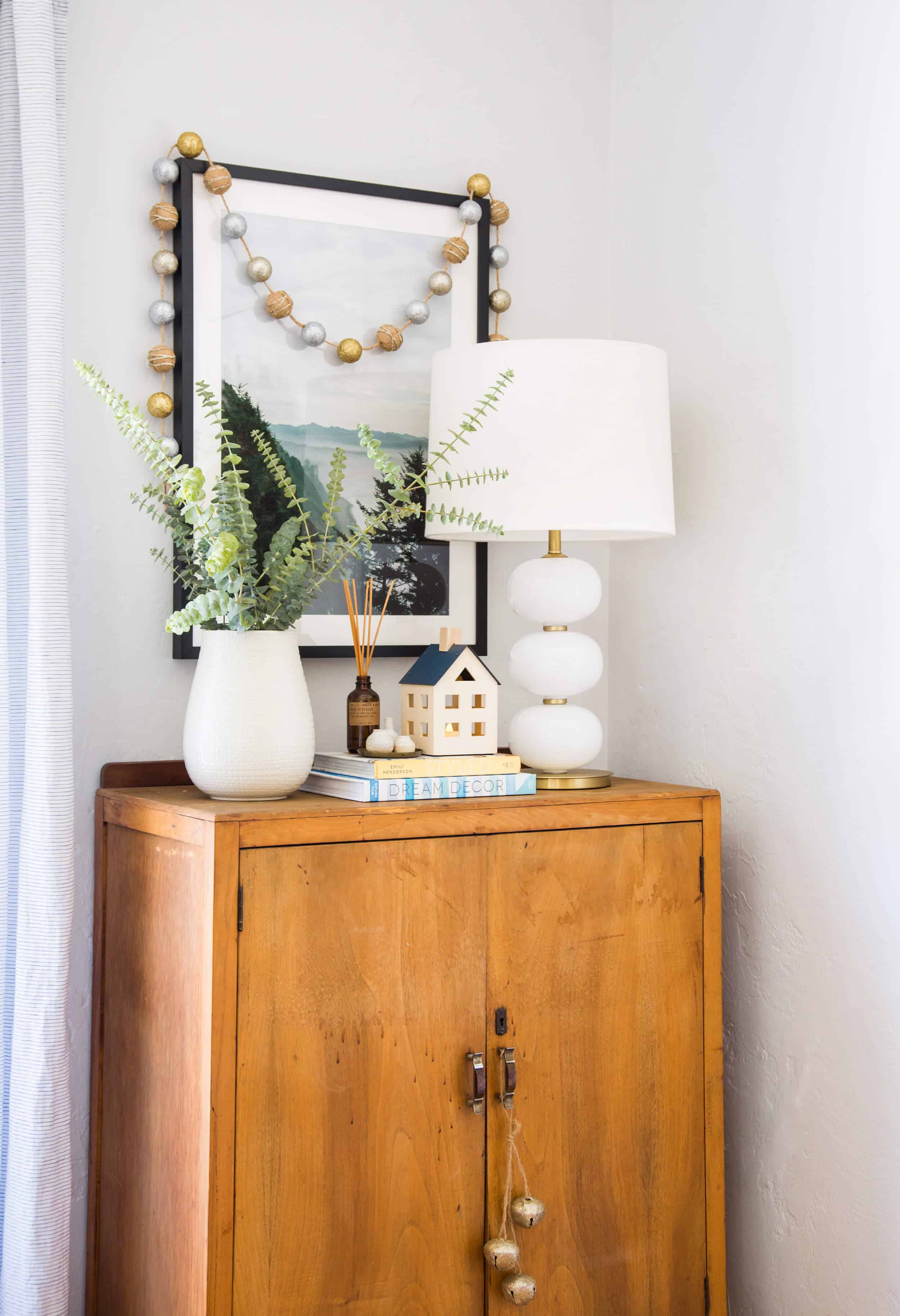 emily-henderson_holiday-decorating_ginny_living-room_dining-room_christmas_white-neutral_cozy-cottage_9