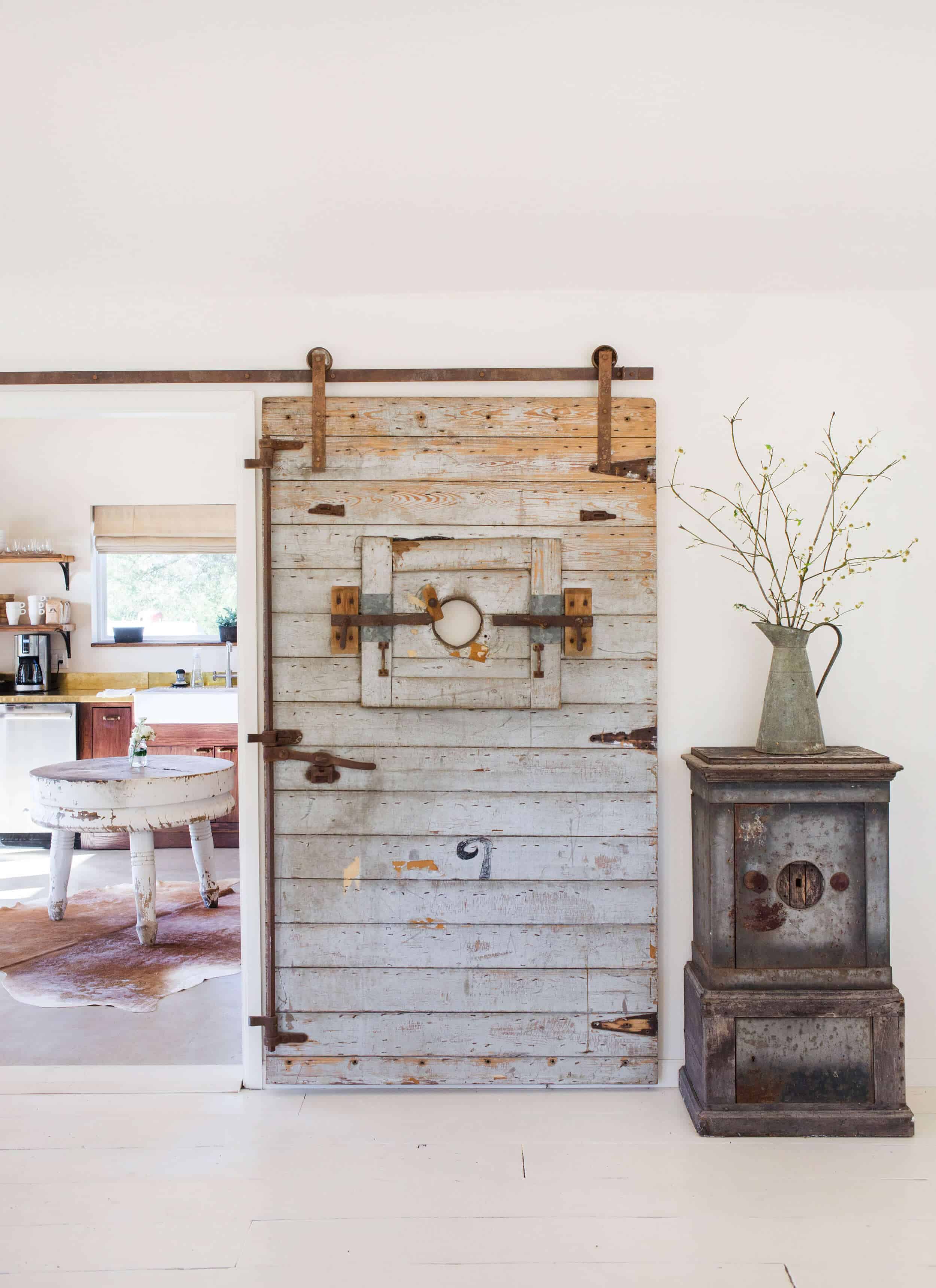 Emily-Henderson_Round-Top_Texas_Antique_Flea-Market_Shopping_EHD-Team_Event-Space_Modern-Farmhouse_Rustic_The-Vintage-Roundtop_22