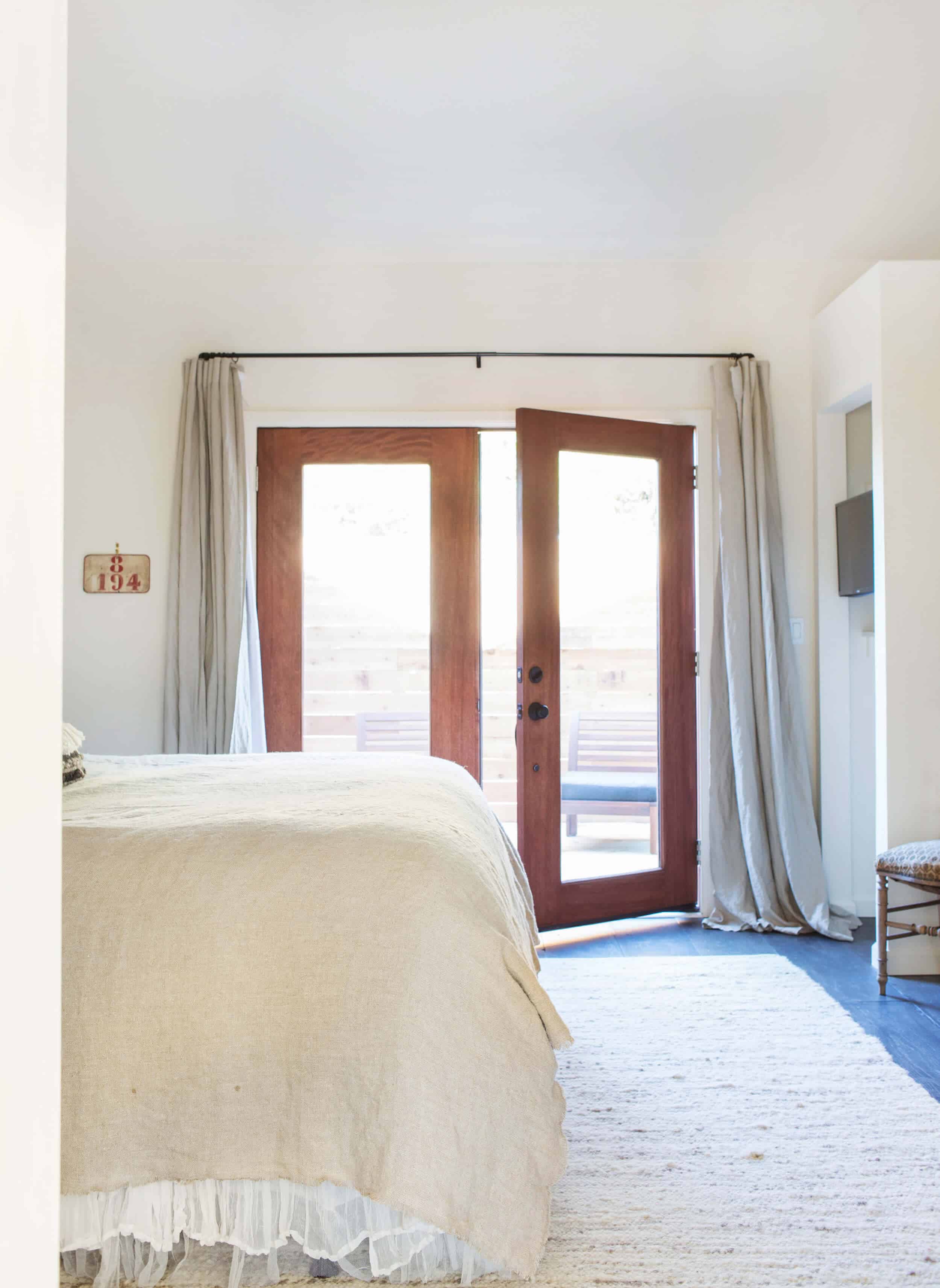 Emily-Henderson_Round-Top_Texas_Antique_Flea-Market_Shopping_EHD-Team_Event-Space_Modern-Farmhouse_Rustic_The-Vintage-Roundtop_29