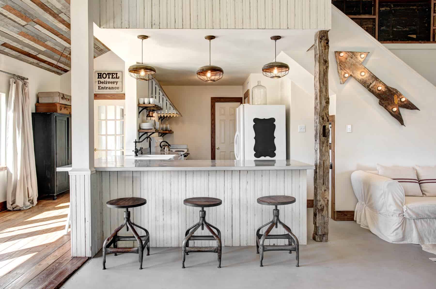 Emily-Henderson_Round-Top_Texas_Antique_Flea-Market_Shopping_EHD-Team_Event-Space_Modern-Farmhouse_Rustic_The-Vintage-Roundtop_42