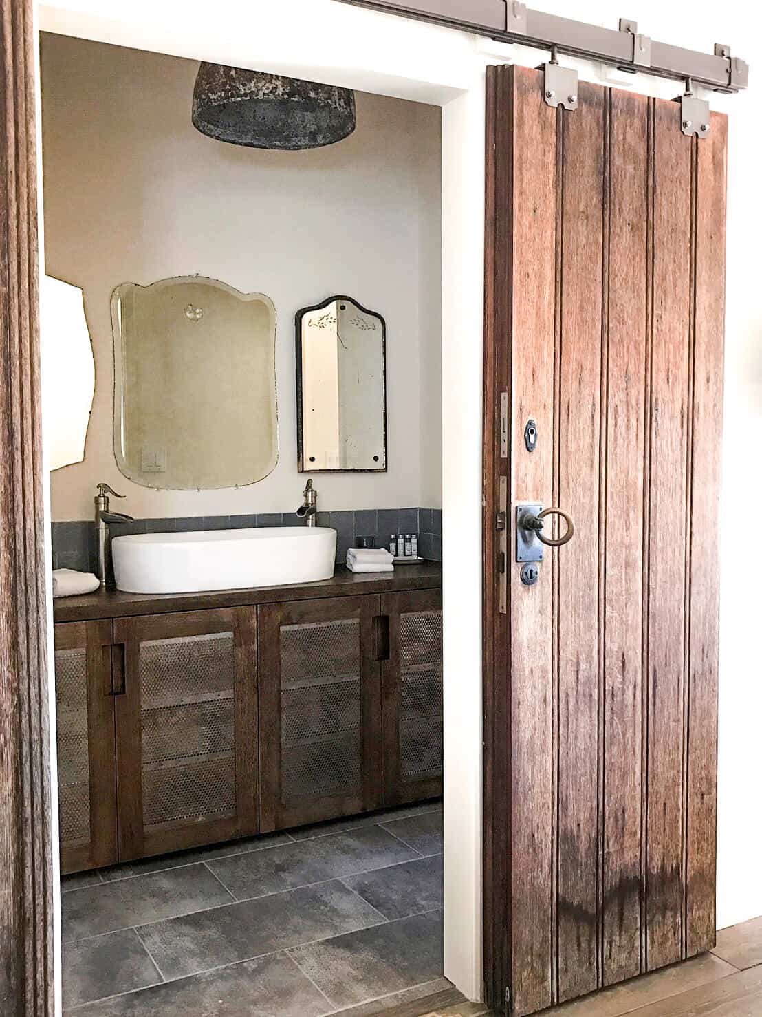 Emily-Henderson_Round-Top_Texas_Antique_Flea-Market_Shopping_EHD-Team_Event-Space_Modern-Farmhouse_Rustic_The-Vintage-Roundtop_bathroom_1