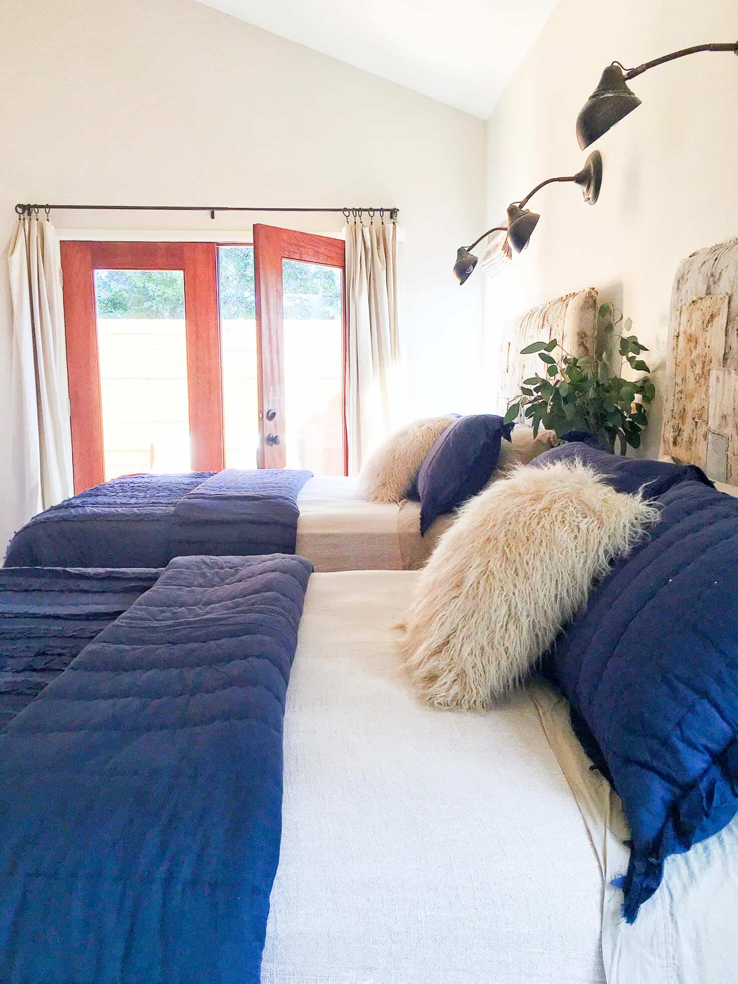 Emily-Henderson_Round-Top_Texas_Antique_Flea-Market_Shopping_EHD-Team_Event-Space_Modern-Farmhouse_Rustic_The-Vintage-Roundtop_bedroom_1