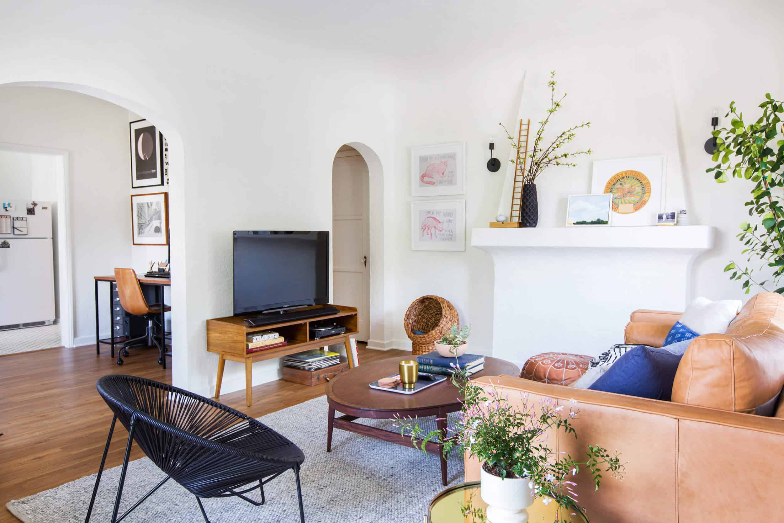 Emily-Henderson_Sara_MOTO_Neutral_Cozy_Masculine_Living-Room_16