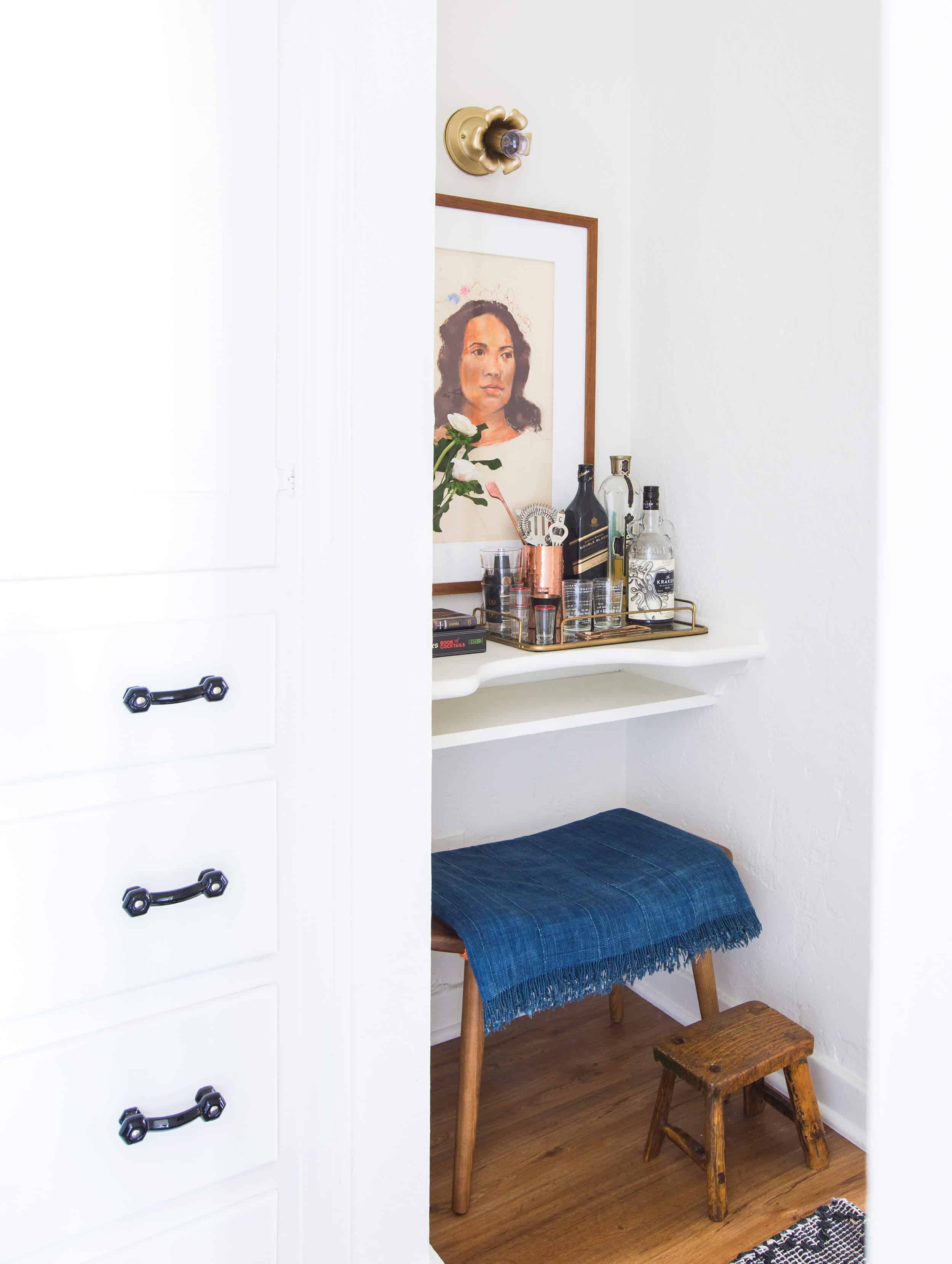 Emily-Henderson_Sara_MOTO_Neutral_Cozy_Masculine_Living-Room_18
