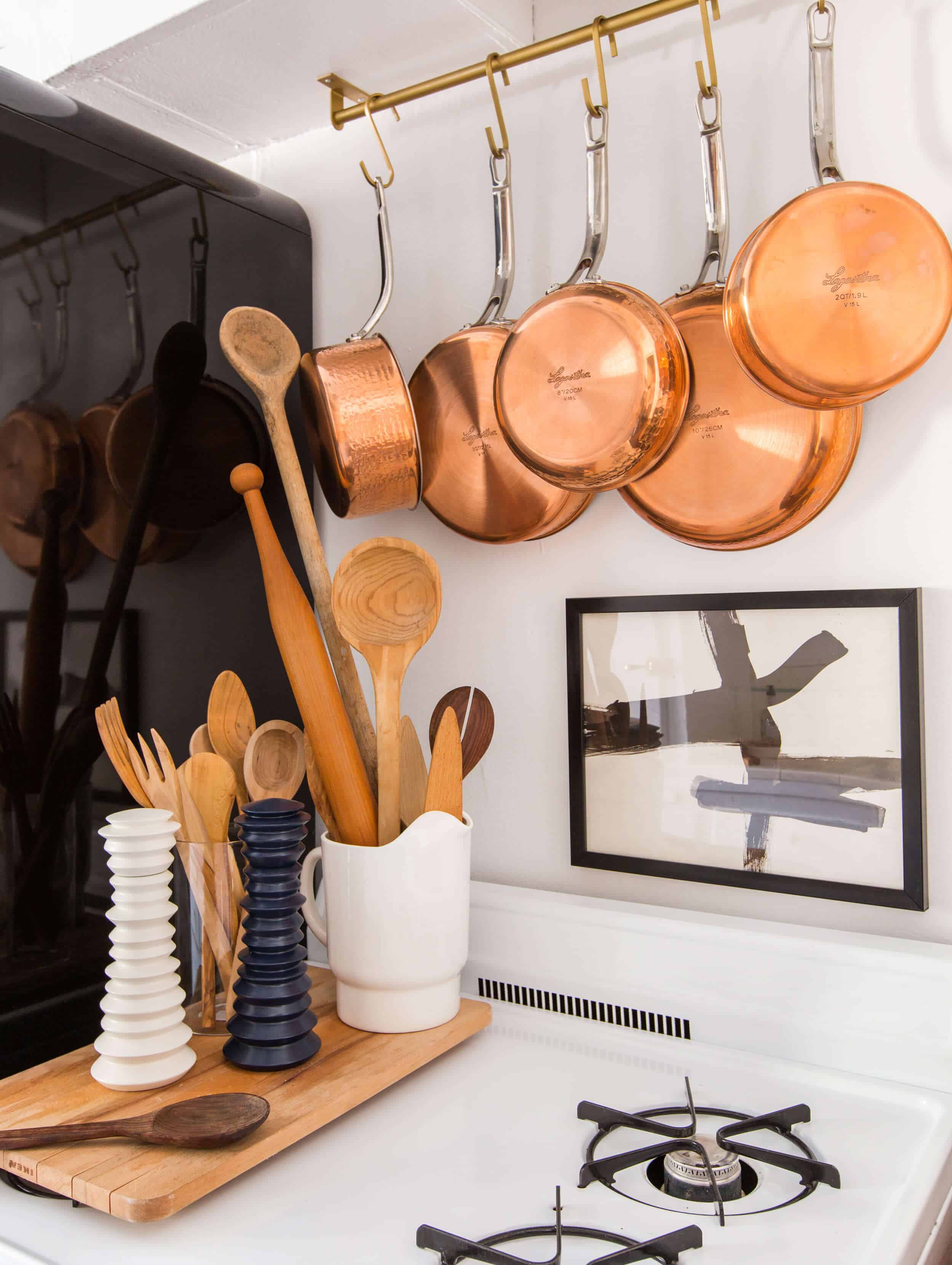Brady-Tolbert_Emily-Henderson_Black-and-White-Kitchen_Vintage_Apartment-Refresh_Wood_Brass_Checkered-Floor_Copper-Pots_Eclectic_Glam_Modern_Traditional_20