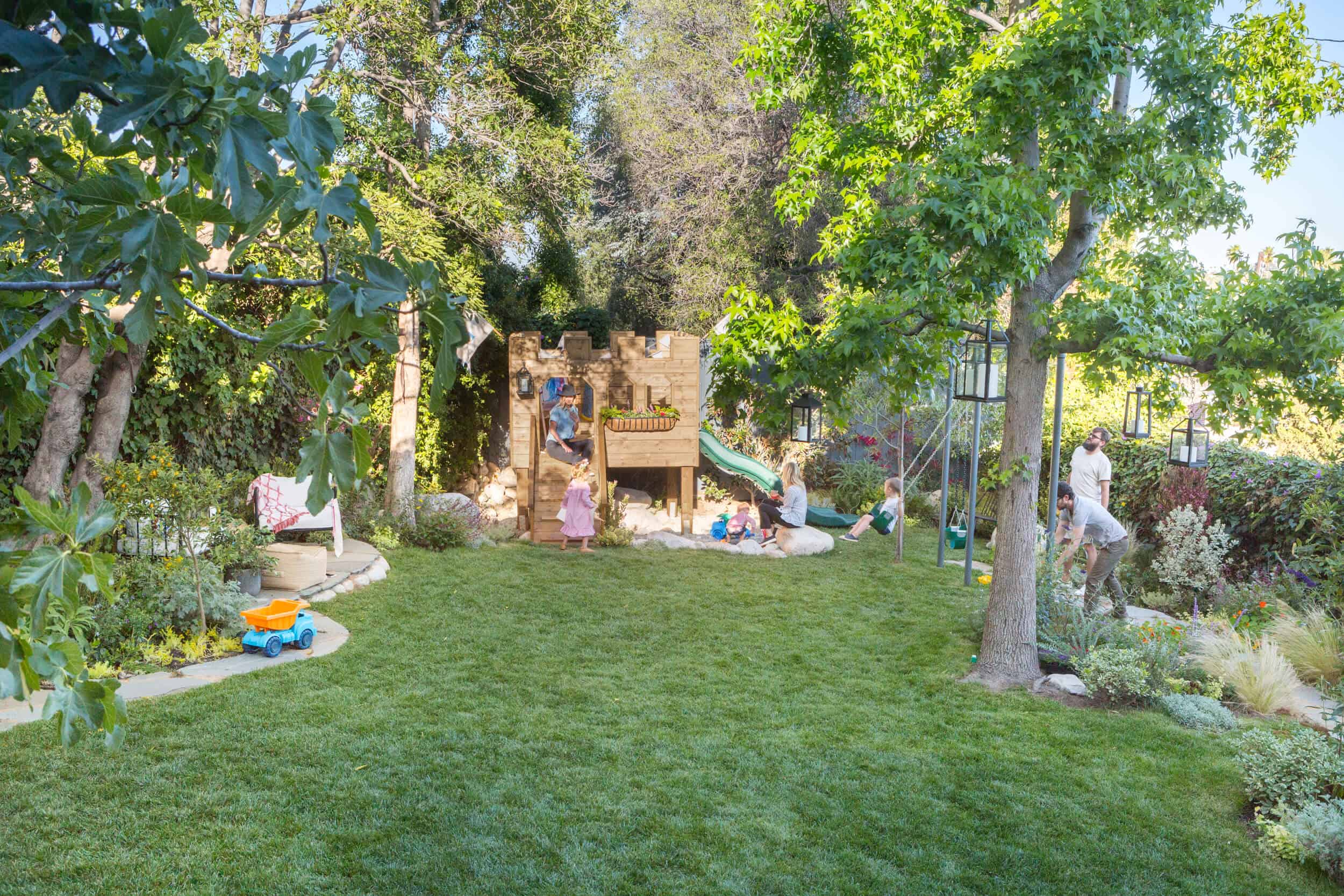 Emily-Henderson-Backyard-401
