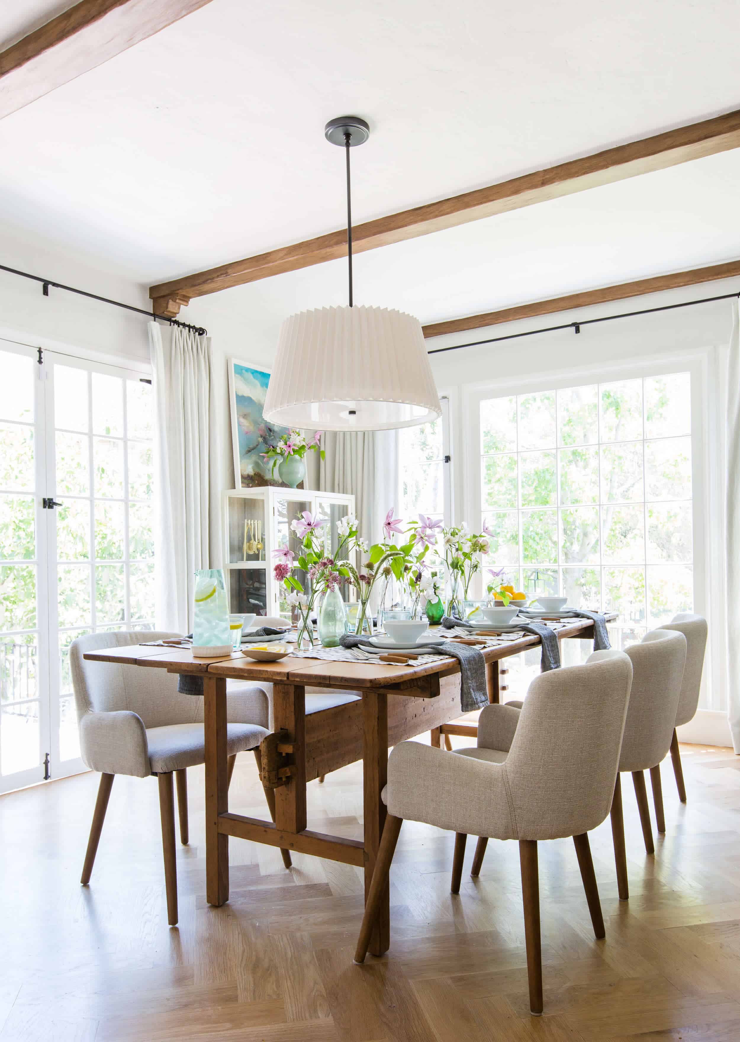 Emily-Henderson_Paracute_Tablescape_Neutral_Linen_Natural_1