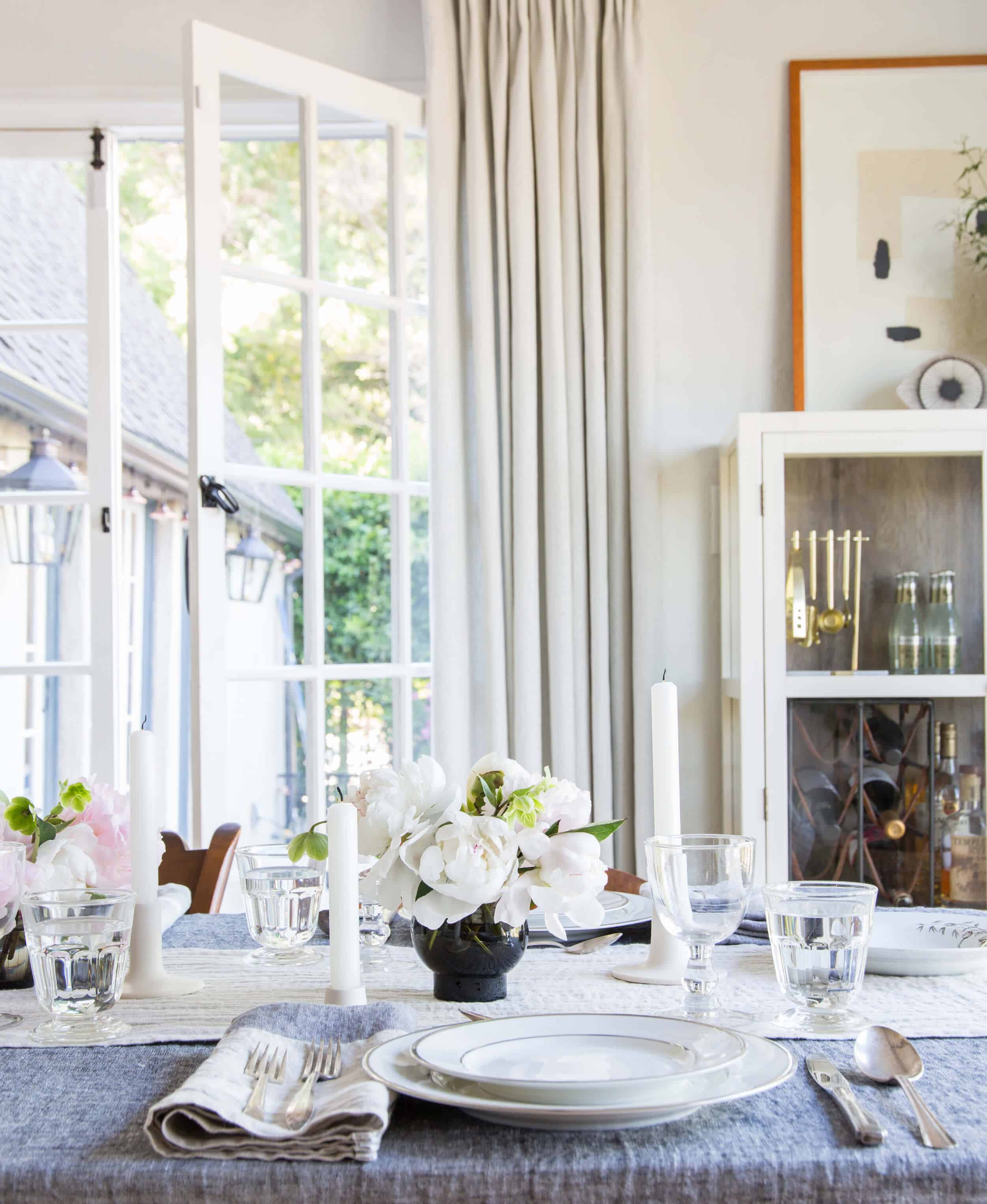 Emily-Henderson_Paracute_Tablescape_Neutral_Linen_Natural_12