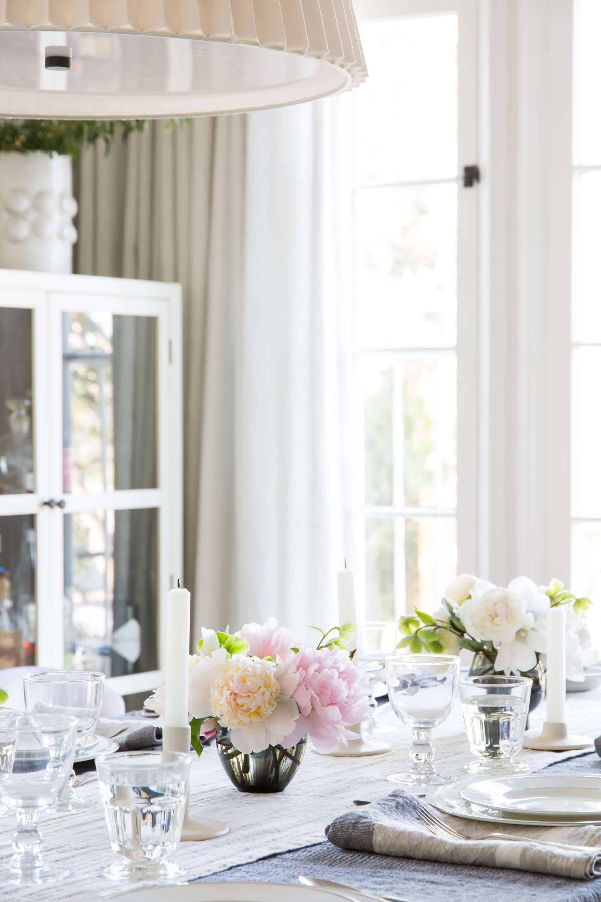 Emily-Henderson_Paracute_Tablescape_Neutral_Linen_Natural_9