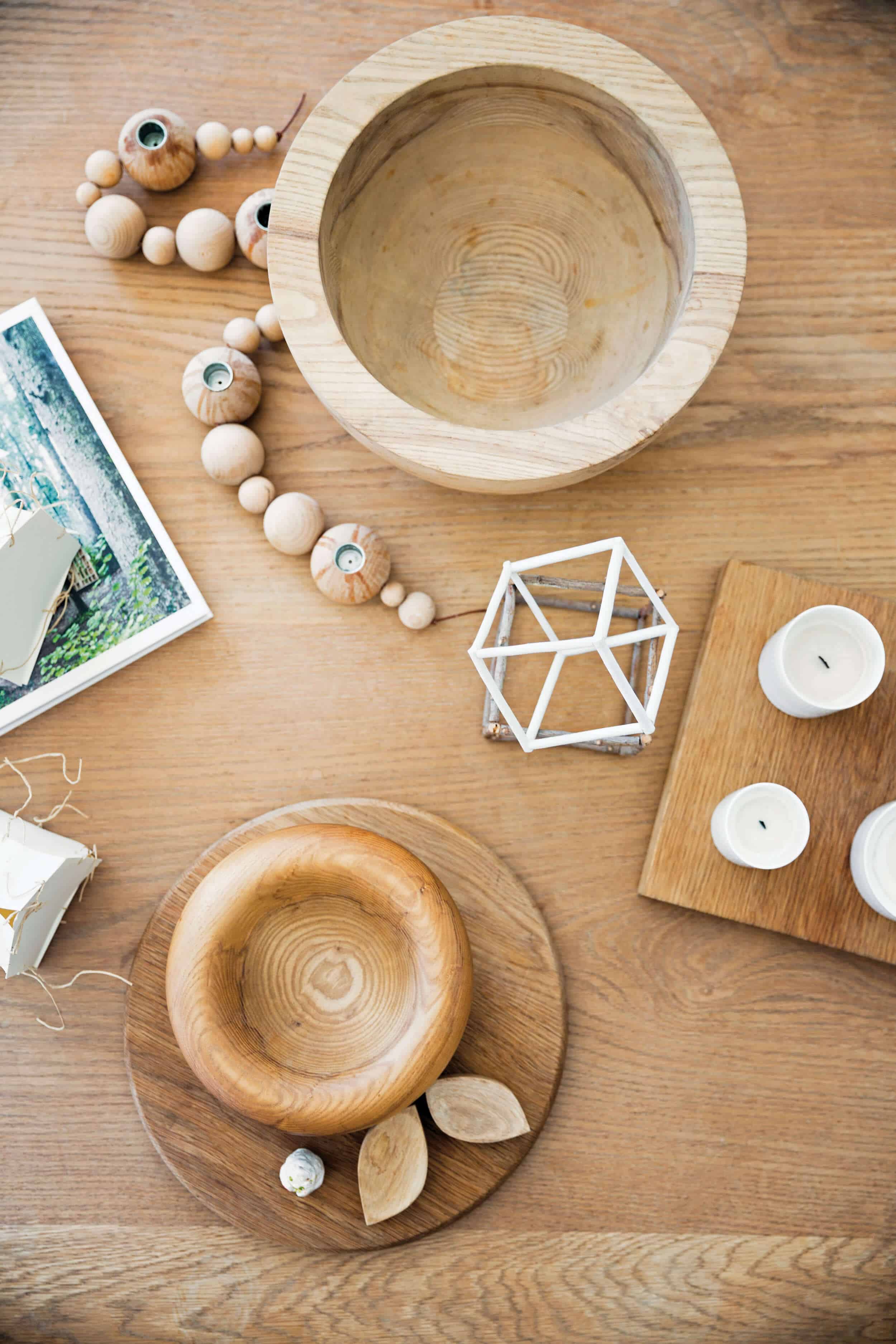 Emily-Henderson_Surf-Shack_Blonde-Wood_Raw_Woven_Leather_Tonal_Hipster_Minimal_3