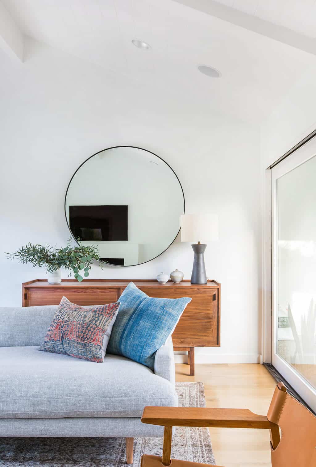 Emily-Henderson_Modern-Design-Trends_White_Minimal_Casual_Rustic_Simple_Relaxed_California_Effortless_Lighting_11