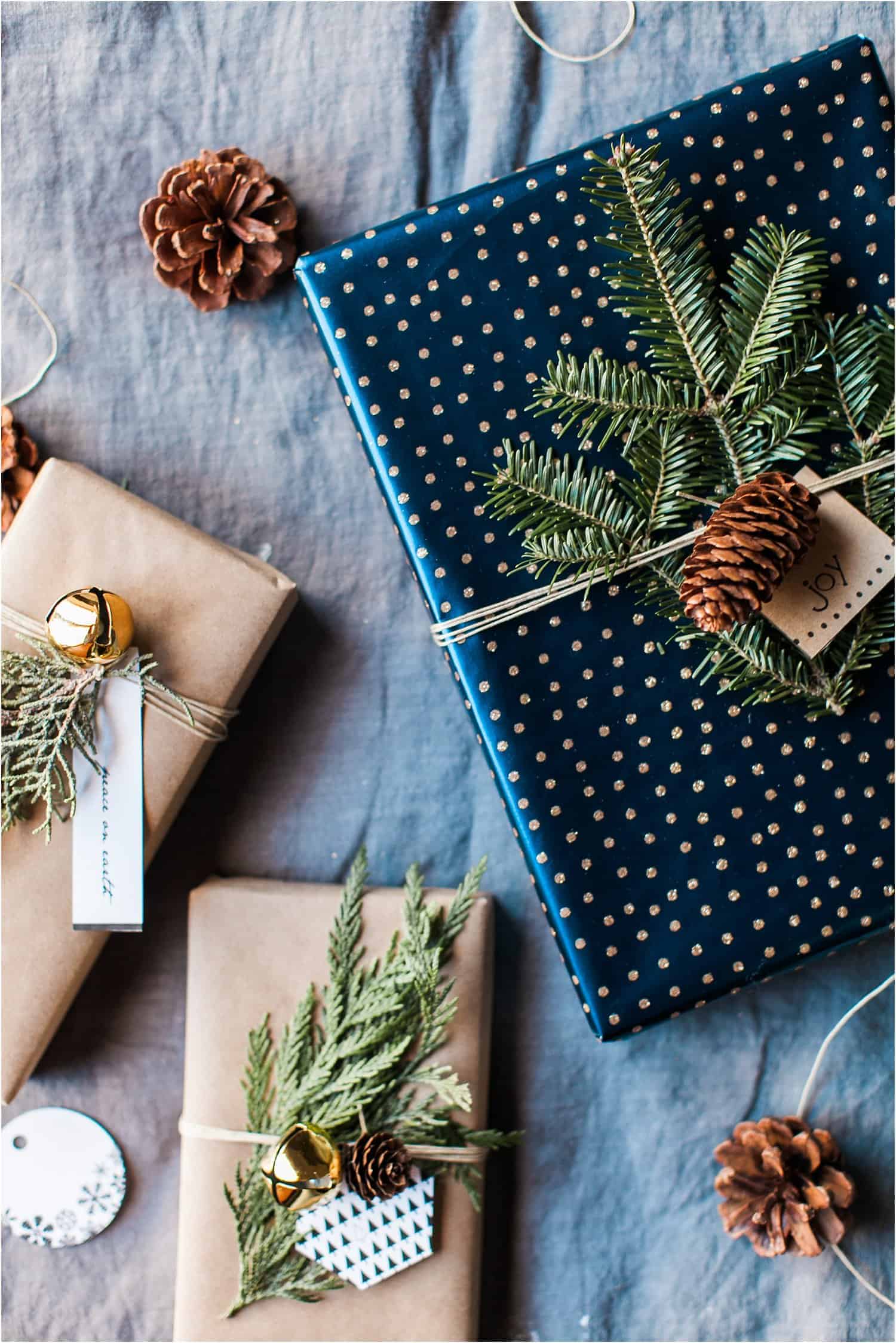Naturalgiftwrapinspirationwithahintofholidayglamafreeprintable Feastdwell