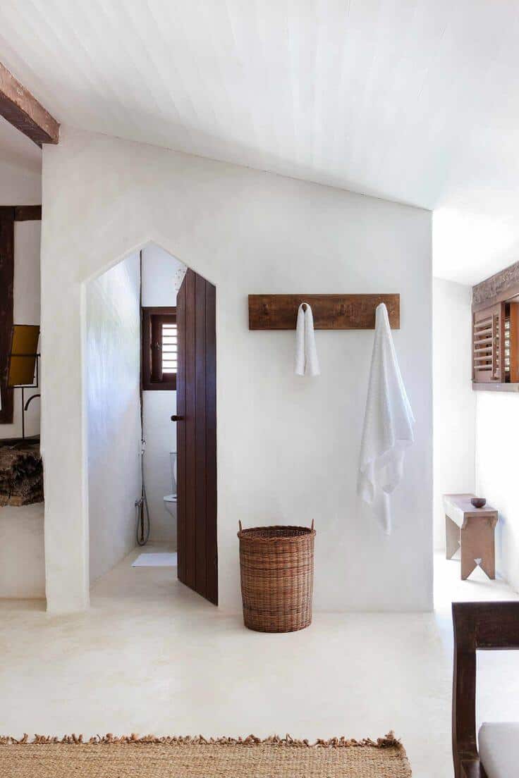Minimal Rustic Bathroom With Pegrail