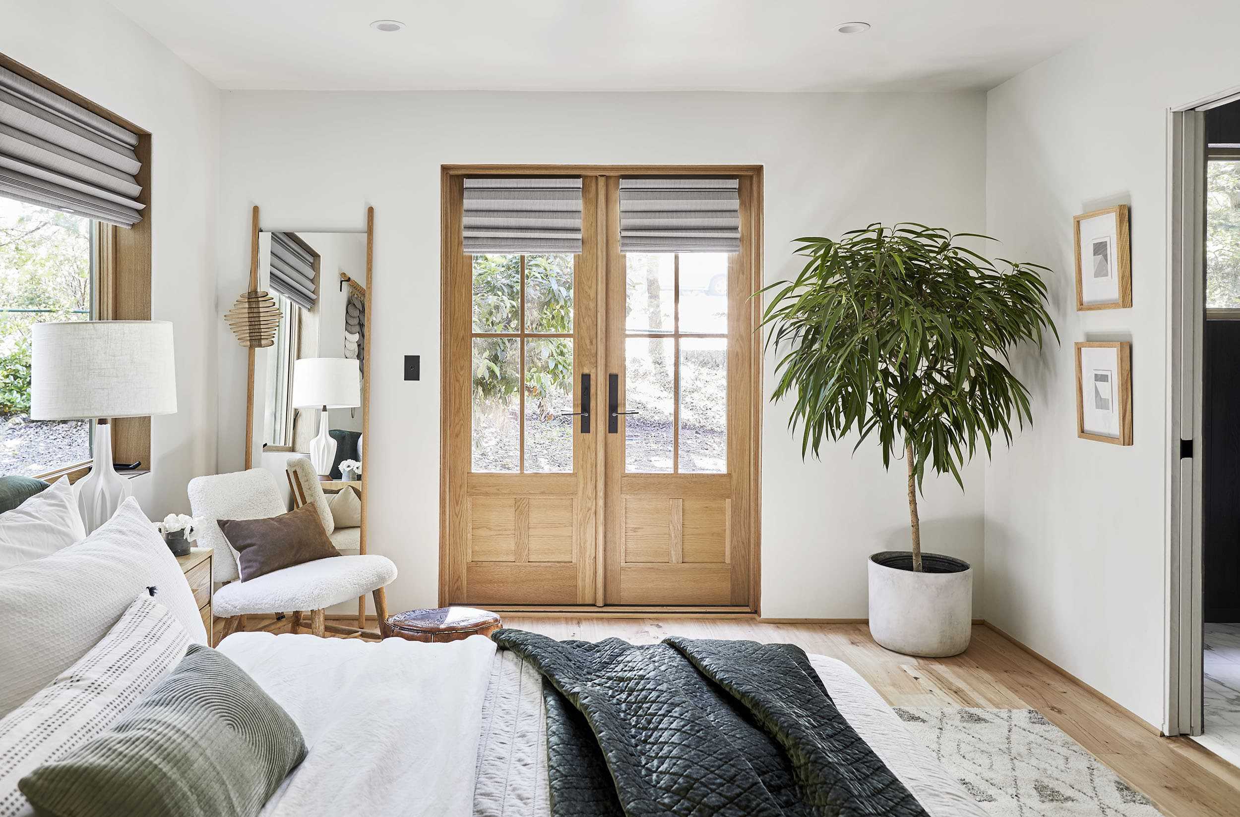 Emily Henderson Moutain House Downstairs Guest Room Lores110
