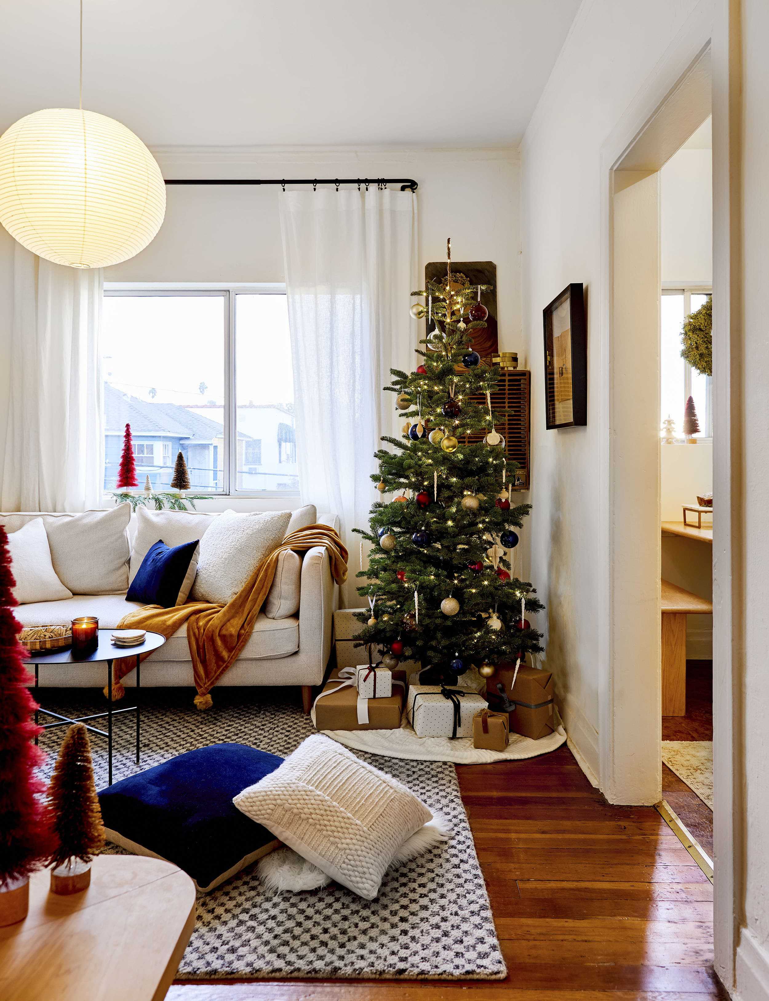 Emily Henderson minimal christmas decorating ideas1
