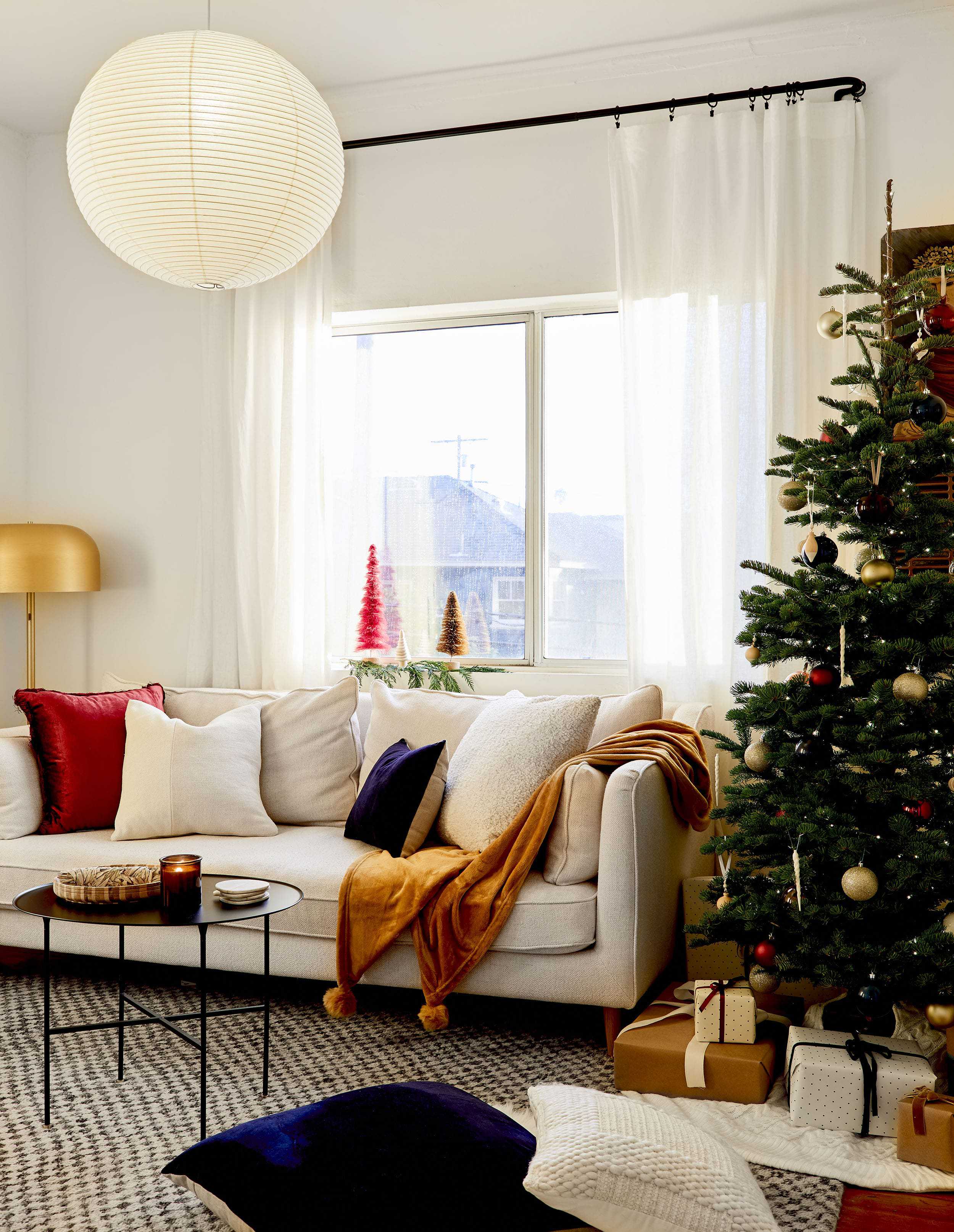 Emily Henderson minimal christmas decorating ideas3