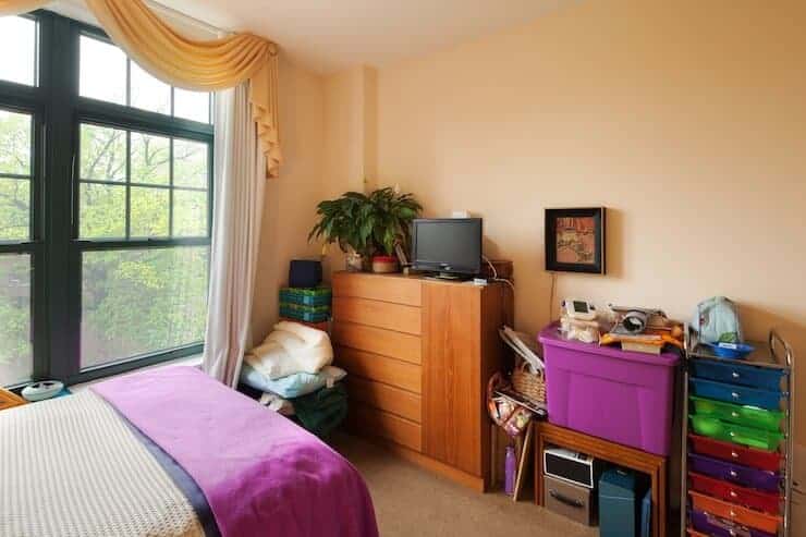 cluttered-bedroom