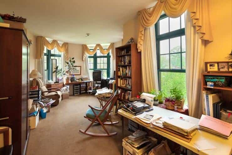 cluttered-office