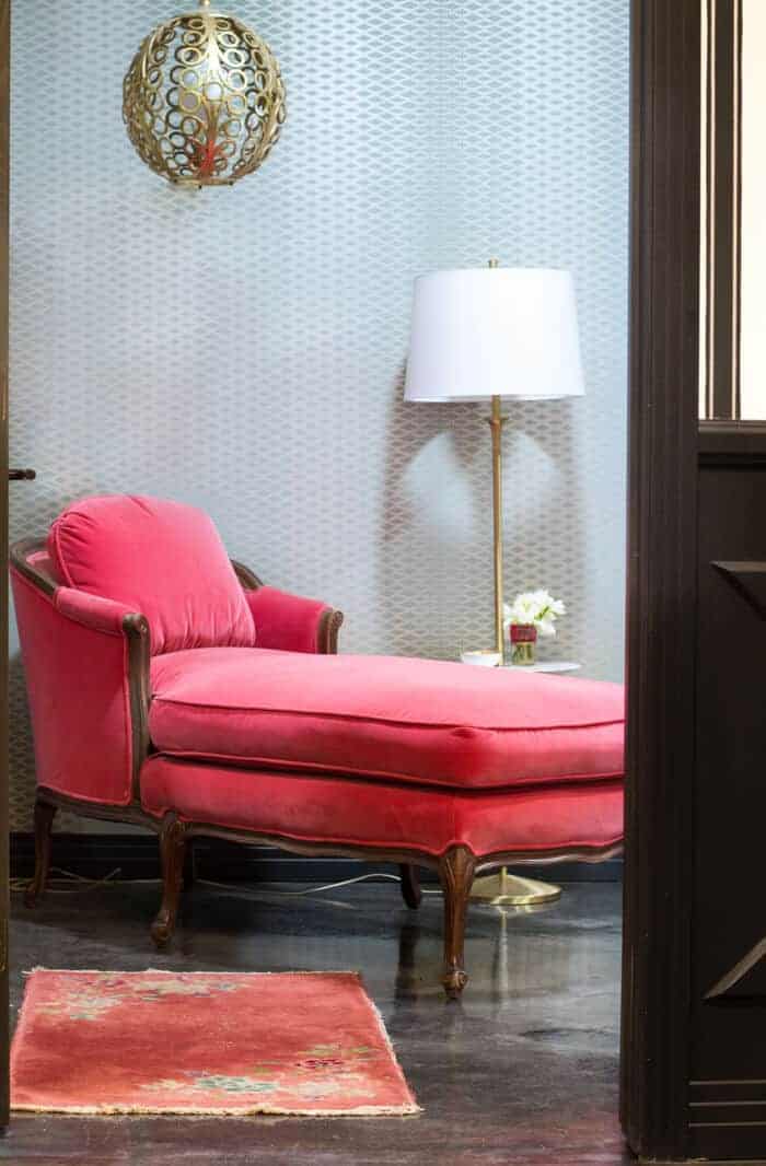 hotpinkchaiseloungebrasschandelier